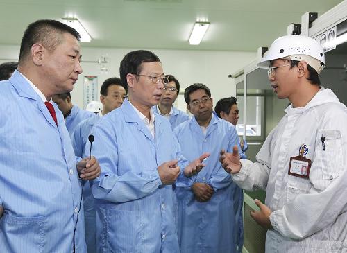 这是7月5日,张高丽考察富通光通信技术公司。新华社记者 丁林 摄