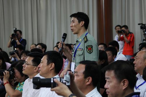 6月15日,一位军事记者在首次载人交会对接任务航天员与记者见面会上提问。新华社记者 王建民 摄
