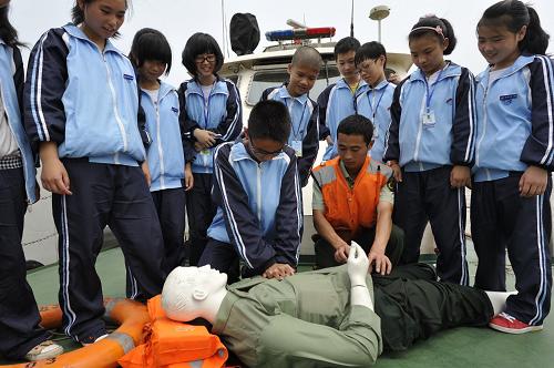 6月12日,浙江温州飞云江边防民警教授驻地学生心肺复苏术方法。新华社发(蔡宽元 摄)