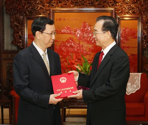这是温家宝向徐一帆颁发国务院参事聘书。新华社记者 刘卫兵 摄