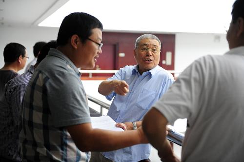验收专家组在验收会议间隙讨论(8月27日摄)。新华社记者 郝同前 摄