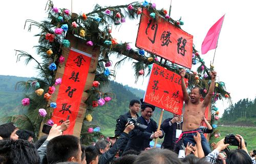 4月12日,在广西三江县富禄苗族乡举办的“抢花炮”活动上,夺得头炮的选手在庆祝夺魁。新华社发(赖柳生 摄)