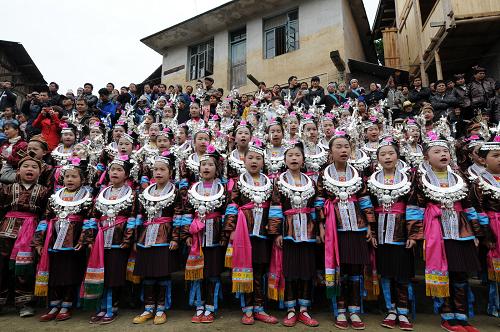 4月12日,在广西三江县富禄苗族乡,侗族少女在花炮节上演唱侗族大歌。新华社发(梁克川 摄)