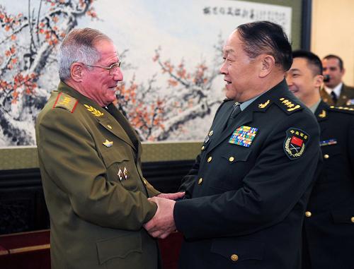 4月26日,中国国务委员兼国防部长梁光烈在北京八一大楼会见来访的古巴革命武装力量部副部长兼总参谋长阿尔瓦罗·洛佩斯。新华社记者 张铎 摄