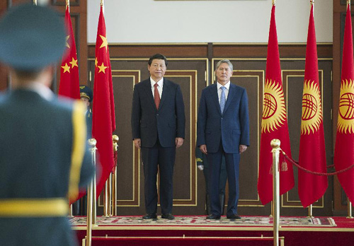 9月10日,国家主席习近平在比什凯克出席吉尔吉斯斯坦总统阿坦巴耶夫举行的欢迎仪式。新华社记者 谢环驰 摄