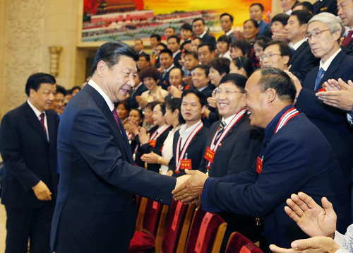 9月26日,中共中央总书记、国家主席、中央军委主席习近平在北京会见第四届全国道德模范及提名奖获得者。这是习近平等中央领导同志与参加会见的同志们亲切交谈。新华社记者 鞠鹏 摄