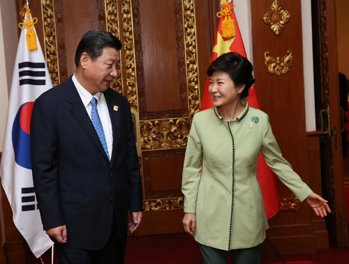 10月7日,国家主席习近平在印度尼西亚巴厘岛会见韩国总统朴槿惠。 新华社记者 庞兴雷 摄
