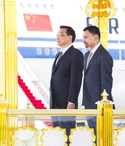 10月9日,应文莱达鲁萨兰国苏丹哈桑纳尔·博尔基亚邀请,国务院总理李克强乘专机抵达斯里巴加湾市文莱国际机场,开始对文莱进行正式访问。文莱王储比拉代表苏丹哈桑纳尔到机场迎接李克强,并以文莱特有的礼仪举行隆重的欢迎仪式。这是李克强与比拉共同登上检阅台。新华社记者 黄敬文 摄