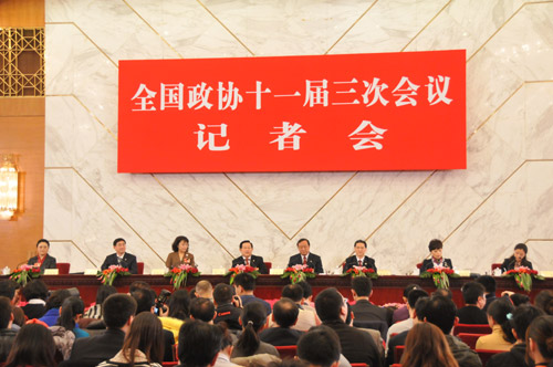 3月8日13:30,全国政协十一届三次会议举行记者会,主题是“走进世博、共享世博”。全国政协副主席万钢和全国政协委员万季飞、张海迪、周汉民、赵进军、李瑞英出席并回答记者提问。翟子赫 摄