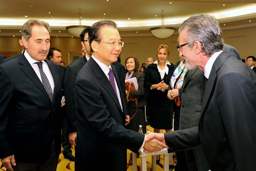 10月9日,国务院总理温家宝在伊斯坦布尔与中国和土耳其文化界知名人士进行座谈。 新华社记者 饶爱民 摄
