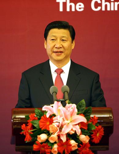 1月12日,中美建交30周年纪念晚宴在北京人民大会堂举行。国家副主席习近平、专程来华出席纪念活动的美国前总统卡特、前国务卿基辛格、前总统国家安全事务助理布热津斯基和斯考克罗夫特等共同出席。这是习近平在晚宴上发表题为《携手共创中美关系更加美好的明天》的讲话。新华社记者 姚大伟 摄