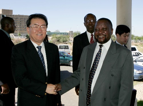 李长春与纳米比亚人组党总书记奇里安吉举行会