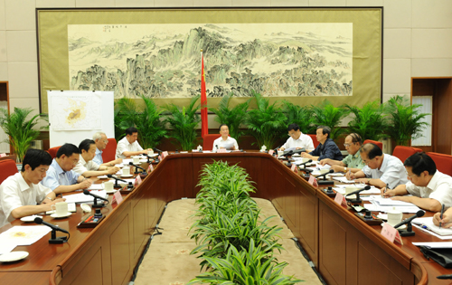 6月26日,中共中央政治局常委、国务院总理、国务院抗震救灾总指挥部总指挥温家宝主持召开总指挥部第22次会议,研究灾后恢复重建工作的指导意见。 新华社记者黄敬文摄
