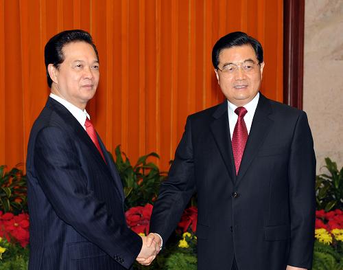 10月22日,国家主席胡锦涛在北京人民大会堂会见来华进行正式访问并出席第七届亚欧首脑会议的越南总理阮晋勇。新华社记者 高洁 摄