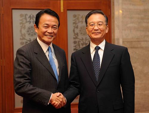 10月24日,国务院总理温家宝在北京人民大会堂会见来华出席第七届亚欧首脑会议的日本首相麻生太郎。新华社记者 马占成 摄