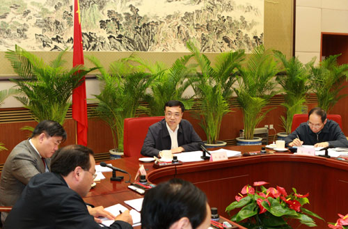 2008年5月9日,新一届全国爱国卫生运动委员会全体会议在北京召开,中共中央政治局常委、国务院副总理、全国爱国卫生运动委员会主任李克强主持会议并作重要讲话。新华社记者 庞兴雷 摄