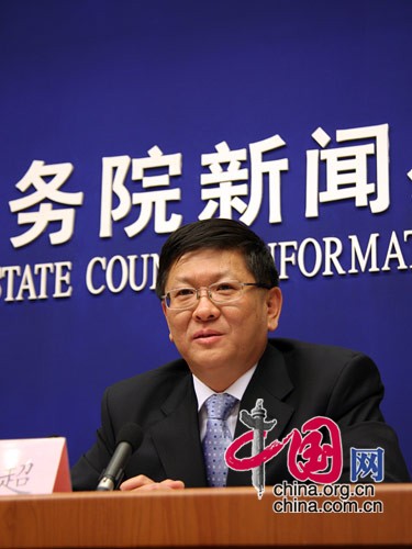 国新办2009年4月16日(星期四)上午10时举行新闻发布会,请国家统计局新闻发言人、国民经济综合统计司司长李晓超介绍今年一季度国民经济运行情况,并答记者问。图为国家统计局新闻发言人李晓超介绍今年一季度国民经济运行情况。