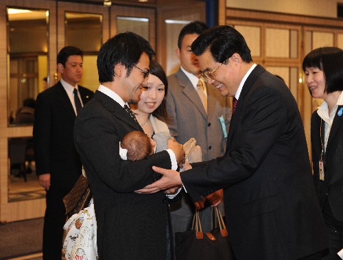 国家主席胡锦涛在东京日本皇宫会见日本天皇明