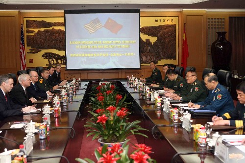 11月5日,中华人民共和国中央军委副主席、国务委员兼国防部长曹刚川上将在北京与来访的美国国防部长罗伯特·盖茨举行会谈。