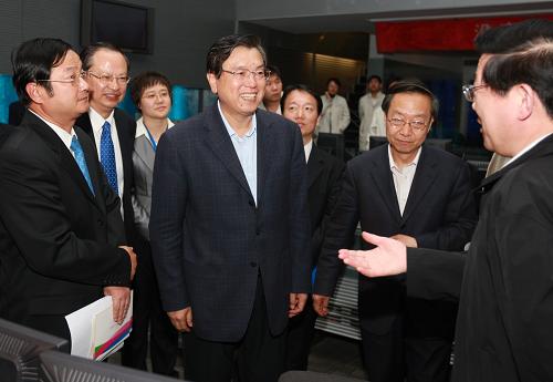 4月16日,中共中央政治局委员、国务院副总理张德江考察中国移动北京公司。这是张德江在中国移动北京公司菜市口营业厅考察。新华社记者 鞠鹏 摄