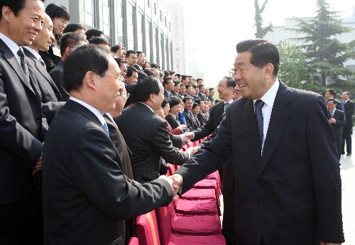 4月17日,中共中央政治局常委、全国政协主席贾庆林在北京出席省部级领导干部宗教工作专题研讨班结业式并讲话。这是结业式前,贾庆林与学员握手交谈。 新华社记者 刘卫兵 摄