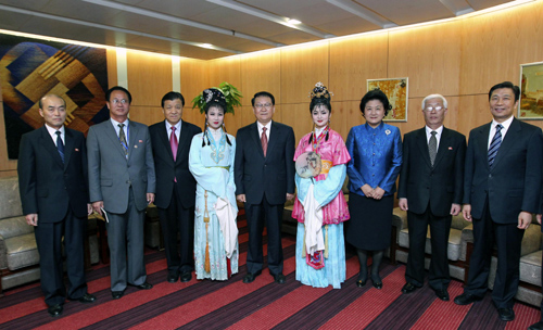 5月7日,朝鲜歌剧《红楼梦》在北京电视台剧场举行访华演出,中共中央政治局常委李长春出席观看,并亲切会见主要演职人员。这是李长春与演职人员代表合影留念。新华社记者 谢环驰 摄
