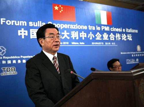 当地时间6月7日上午,中共中央政治局常委、中央纪委书记贺国强在米兰出席中意中小企业合作论坛并发表题为《深化交流合作 实现互利双赢》的主旨演讲。新华社记者 刘建生 摄