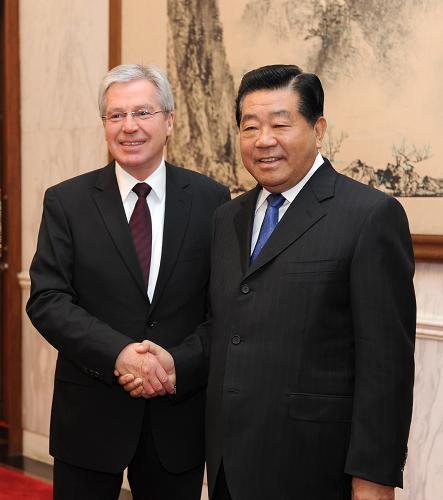 10月8日,全国政协主席贾庆林在北京钓鱼台国宾馆会见德国联邦参议院议长伯恩森。新华社记者 马占成 摄