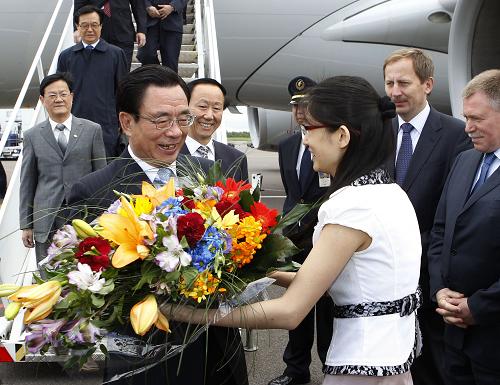 6月13日,中共中央政治局常委、中央纪委书记贺国强抵达维尔纽斯,开始对立陶宛进行正式友好访问。新华社记者 刘建生 摄