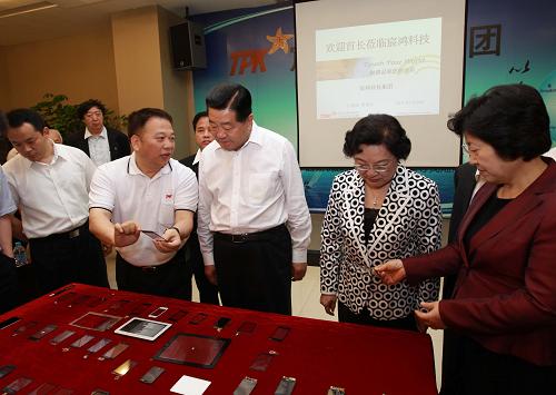 6月19日至20日,中共中央政治局常委、全国政协主席贾庆林在福建调研。这是6月20日,贾庆林在厦门市参观台资企业宸鸿科技(厦门)有限公司。新华社记者 庞兴雷 摄