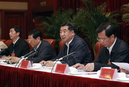 6月20日,经党中央、国务院批准,国务院抗震救灾总指挥部在西宁召开青海玉树地震灾后恢复重建工作会议。中共中央政治局委员、国务院副总理、国务院抗震救灾总指挥部总指挥回良玉出席会议并讲话。新华社记者 谢环驰 摄
