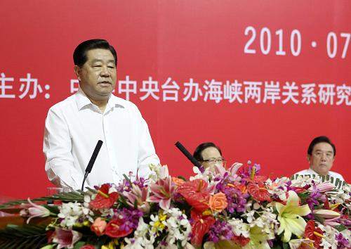 7月11日,中共中央政治局常委、全国政协主席贾庆林在两岸经贸文化论坛闭幕式上发表讲话。当日,第六届两岸经贸文化论坛通过共同建议后在广州圆满落幕。新华社记者 马占成 摄