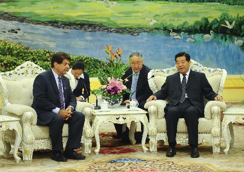 贾庆林会见希腊客人 10月30日,中共中央政治局常委、全国政协主席贾庆林在北京人民大会堂会见由中央总书记莱夫戴里斯·扎赫利迪斯率领的希腊新民主党代表团。 新华社记者 李涛 摄