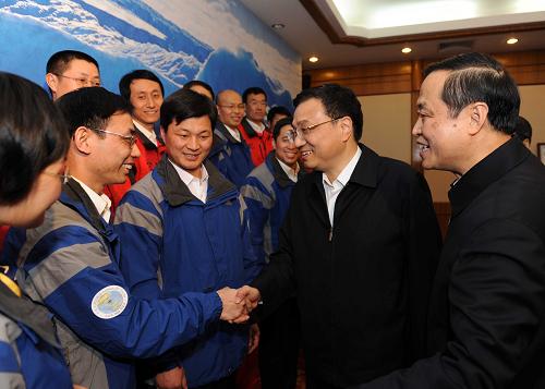 1月20日,中共中央政治局常委、国务院副总理李克强向远在南极、北极和大洋上执行任务的科考队员表示亲切问候,并会见部分参加过科考的队员。这是李克强和曾经参加大洋考察的队员亲切握手。新华社记者 饶爱民 摄