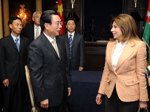 贺国强会见约旦计划与国际合作大臣 当地时间6月22日,中共中央政治局常委、中央纪委书记贺国强在安曼会见约旦计划与国际合作大臣苏海尔。 新华社记者刘建生摄