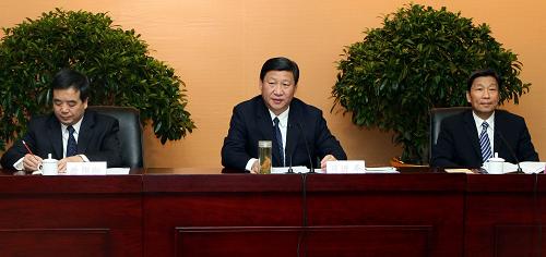 习近平出席部分省区学习实践活动座谈会 11月15日,中央深入学习实践科学发展观活动领导小组在西安召开部分省区深入学习实践科学发展观活动座谈会。中共中央政治局常委、中央书记处书记、国家副主席、中央深入学习实践科学发展观活动领导小组组长习近平出席会议并讲话。 新华社记者兰红光摄