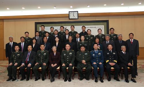 梁光烈会见志愿军英模烈属访朝代表团 5月10日,中央军委委员、国务委员兼国防部长梁光烈在北京八一大楼会见由获“朝鲜民主主义人民共和国英雄”称号的志愿军烈士亲属和毛岸英烈士亲属组成的中国人民志愿军英模烈属访朝代表团。 新华社记者鞠鹏摄
