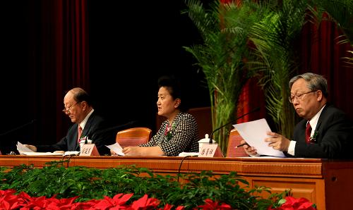 刘延东在中国科学院第十五次、中国工程院第十次院士大会上讲话 6月9日,中共中央政治局委员、国务委员刘延东在北京举行的中国科学院第十五次、中国工程院第十次院士大会上讲话。 新华社记者 汪永基 摄