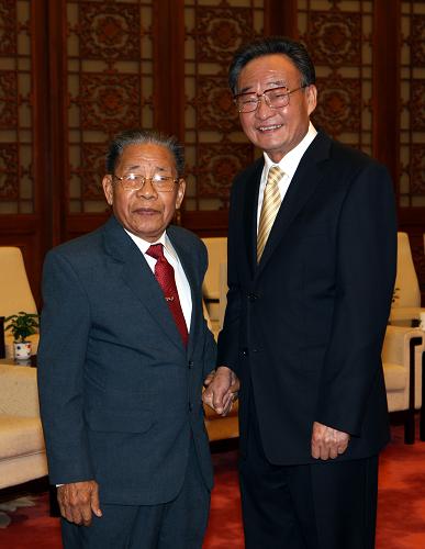 6月10日,中共中央政治局常委、全国人大常委会委员长吴邦国在北京人民大会堂会见由中央政治局委员、中央思想理论和文化工作领导小组组长沙曼·维雅吉率领的老挝人民革命党代表团。新华社记者 姚大伟 摄