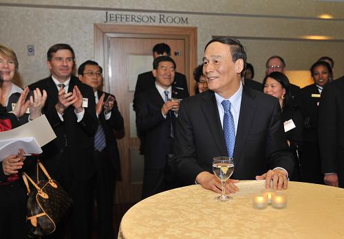 12月15日,正在美国首都华盛顿出席第21届中美商贸联委会的中国国务院副总理王岐山出席招待酒会。新华社记者 张军 摄