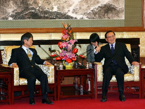 12月2日,国务委员唐家璇在北京钓鱼台国宾馆会见来华出席首次中日经济高层对话并进行正式访问的日本外相高村正彦。 新华社记者刘卫兵摄
