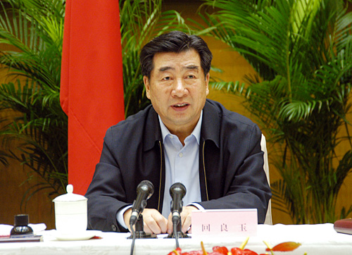 2007年11月15日15时,全国冬春农田水利基本建设电视电话会议召开。图为中共中央政治局委员、国务院副总理回良玉出席会议并作重要讲话。(中国政府网 陈竞超 摄)