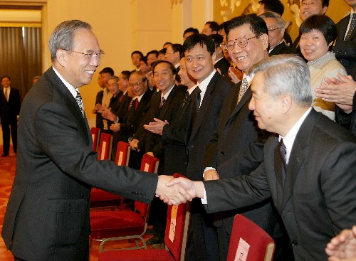 12月6日,国家能源专家咨询委员会召开全体会议,国务院副总理曾培炎出席并讲话。这是会前曾培炎和国家能源专家咨询委员会成员握手。 新华社记者 高洁 摄