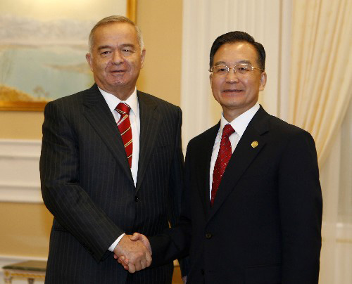 11月2日,乌兹别克斯坦总统卡里莫夫在塔什干会见中国国务院总理温家宝。新华社记者刘建生 摄