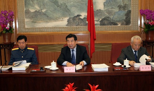 12月27日,全国双拥工作领导小组在北京召开全体会议,审议全国双拥模范城(县)、双拥模范单位和个人名单,研究部署2008年的双拥工作。中共中央政治局委员、国务院副总理、全国双拥工作领导小组组长回良玉出席会议并讲话。 新华社记者 姚大伟 摄