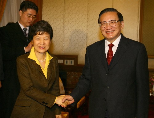 1月17日,国务委员唐家璇在北京钓鱼台国宾馆会见韩国候任总统特使朴槿惠。 新华社记者 鞠鹏 摄