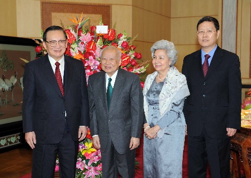 2月4日,受国家主席胡锦涛和国务院总理温家宝委托,国务委员唐家璇专程看望在京的柬埔寨太皇诺罗敦·西哈努克和太后诺罗敦·莫尼列·西哈努克。 新华社记者 饶爱民 摄