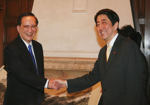 2月22日,在日本进行正式访问的中国国务委员唐家璇(左)在东京会见日本前首相安倍晋三。 新华社记者 任正来 摄