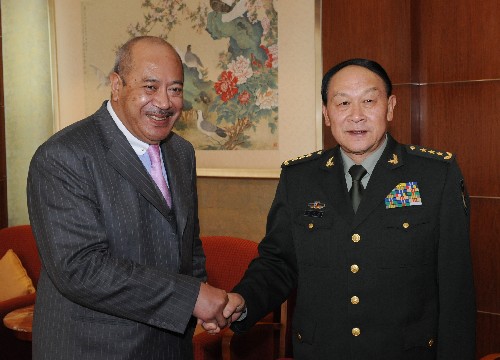 4月15日,中国国务委员兼国防部长梁光烈在北京钓鱼台国宾馆拜会来访的汤加国王图普五世。 新华社记者 黄敬文 摄