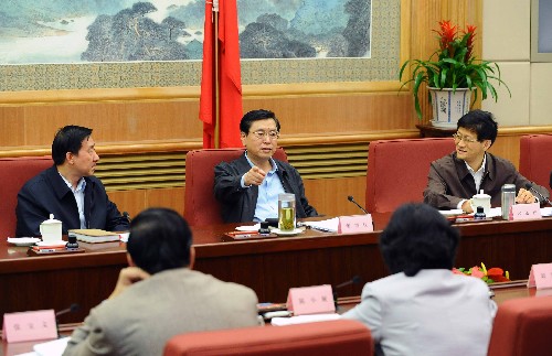 4月30日,全国道路交通安全工作部际联席会议在北京举行。中共中央政治局委员、国务院副总理张德江出席会议并讲话。 新华社记者 李涛 摄